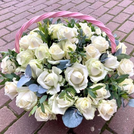 корзина с белыми розами - купить с доставкой в Набережных Челнах