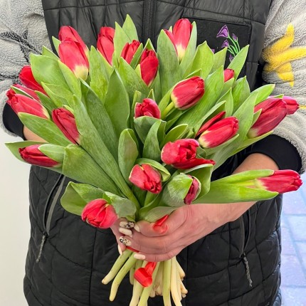 Букет красных тюльпанов на 8 марта с доставкой в Набережных Челнах