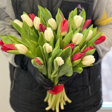 Заказать букет белых и красных тюльпанов недорого с доставкой в Набережных Челнах