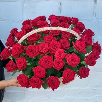 Корзинка "Моей королеве" из красных роз с доставкой в Набережных Челнах