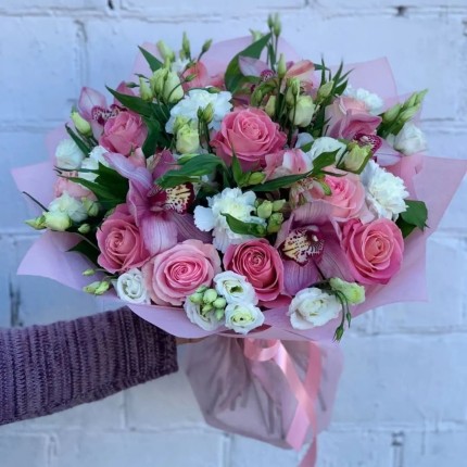 Букет из розовых роз и орхидей "Нежность" - доставка в Набережных Челнах