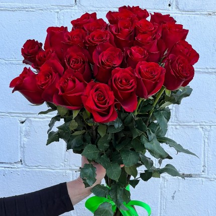Букет из красных роз  с доставкой по городу  в Набережных Челнах